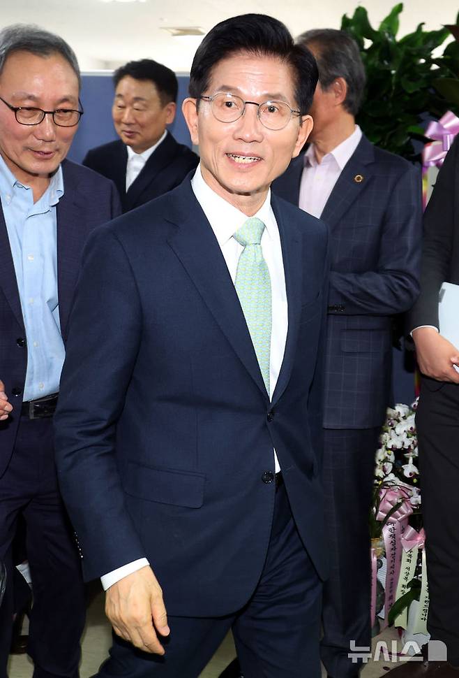 [서울=뉴시스] 조성봉 기자 = 김문수 제21대 대통령 선거 국민의힘 경선 후보가 23일 오전 서울 여의도 캠프 사무실에서 열린 교수, 전문지식인 100인 지지 선언식 및 김문수 정책연구원 출범식에 참석하고 있다. 2025.04.23.suncho21@newsis.com