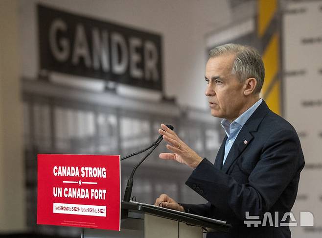 [갠더=AP/뉴시스] 사진은 집권 자유당 대표인 마크 카니 신임 캐나다 총리가 지난달 24일 뉴펀들랜드 갠더 공항에서 공약을 발표하는 모습. 2025.04.23.
