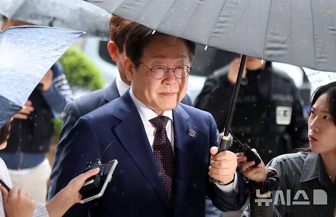 [서울=뉴시스] 김선웅 기자 = 이재명 제21대 대통령 선거 더불어민주당 경선 후보가 22일 서울 서초구 서울 서초구 서울중앙지법에서 열린 대장동 배임 및 성남FC 뇌물 의혹 사건 75차 공판에 출석하고 있다. 2025.04.22. mangusta@newsis.com