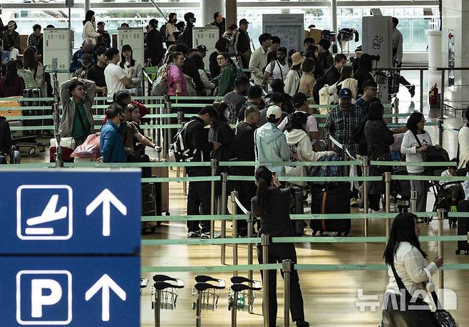 [인천공항=뉴시스] 김근수 기자 = 인천국제공항 제1여객터미널 출국장이 여행객들로 붐비고 있다. 2025.04.17. ks@newsis.com