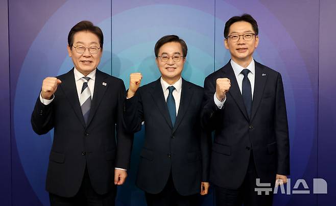 [서울=뉴시스] 국회사진기자단 = 이재명(왼쪽부터), 김동연, 김경수 제21대 대통령 선거 더불어민주당 경선 후보가 23일 서울 여의도 오마이TV 스튜디오에서 열린 오마이TV 초청 토론회 시작에 앞서 기념촬영을 하고 있다. 2025.04.23. photo@newsis.com