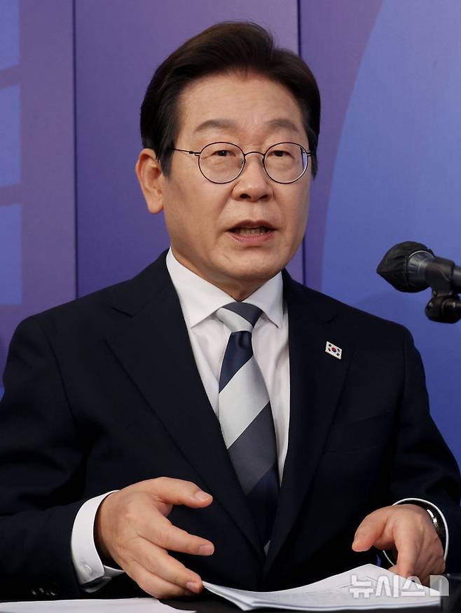 [서울=뉴시스] 국회사진기자단 = 이재명 제21대 대통령 선거 더불어민주당 경선 후보가 23일 서울 여의도 오마이TV 스튜디오에서 열린 오마이TV 초청 토론회에서 발언을 하고 있다. 2025.04.23. photo@newsis.com