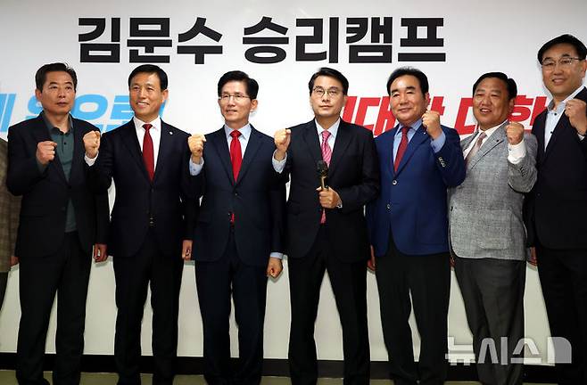 [서울=뉴시스] 조성봉 기자 = 김문수(왼쪽 세번째부터) 제21대 대통령 선거 국민의힘 경선 후보와 윤상현 의원이 23일 오후 서울 여의도 캠프 사무실에서 손을 잡고 기념촬영을 하고 있다. 이날 윤 의원은 김문수 후보 지지를 선언했다. 2025.04.23. suncho21@newsis.com