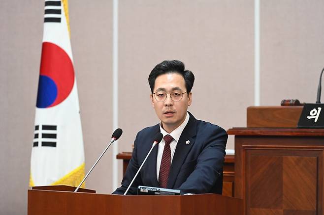 [거제=뉴시스] 신정철 기자= 거제시의회 김선민 의원(국민의힘,고현·장평·수양)은 지난 22일 제253회 임시회에서 5분 자유발언을 통해 거제시가 추진 중인 470억 원 규모의 민생지원금에 대해 정책 효과에 대한 객관적 검토 없이 예산 집행을 강행하려는 점에 깊은 우려를 표명했다.사진은 김선민 의원의 5분 자유발언 모습.(사진=거제시의회 제공).2025.04.23. photo@newsis.com *재판매 및 DB 금지