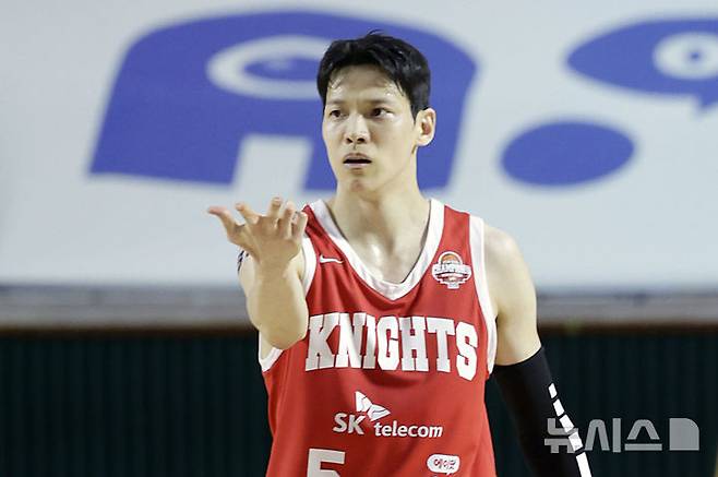 [서울=뉴시스] 최동준 기자 = 23일 서울 송파구 잠실학생체육관에서 열린 2024-2025 KBL 4강 플레이오프 수원 KT 소닉붐과 서울 SK 나이츠의 경기, SK 김선형이 3점슛을 성공시킨 뒤 세리머니하고 있다. 2025.04.23. photocdj@newsis.com