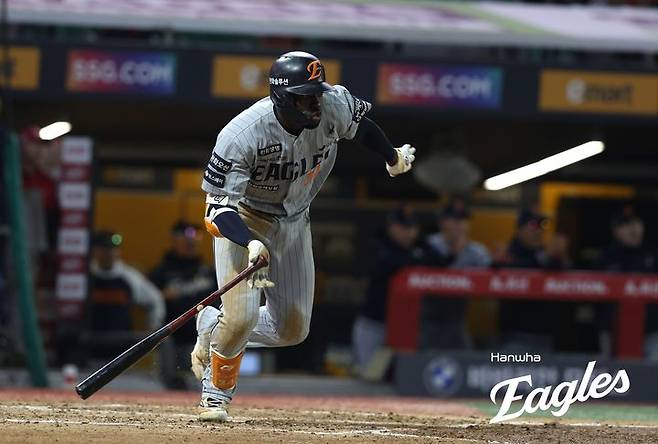 [서울=뉴시스] 프로야구 한화 이글스 플로리얼이 지난 17일 인천SSG랜더스필드에서 열린 2025 신한 쏠뱅크 KBO리그 SSG 랜더스와의 경기에서 안타를 치고 있다. (사진=한화 이글스 제공) 2025.04.17. *재판매 및 DB 금지