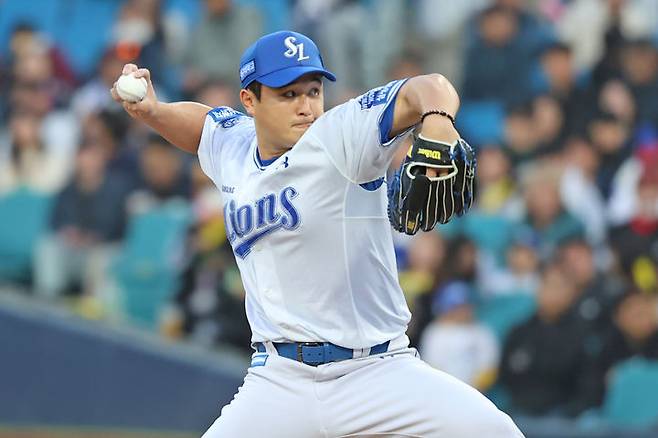 [서울=뉴시스] 프로야구 삼성 라이온즈 최원태가 23일 대구삼성라이온즈파크에서 열린 2025 신한 쏠뱅크 KBO리그 KIA 타이거즈와의 경기에 선발 등판해 공을 던지고 있다. (사진=삼성 라이온즈 제공) 2025.04.23. *재판매 및 DB 금지