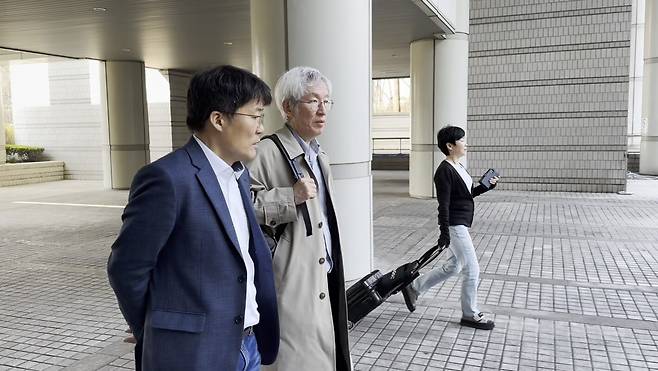 ▲ 2025년 4월 4일 ‘뉴스타파 v. 윤석열’ 사건 공판에 출석하는 뉴스타파 김용진, 한상진 기자