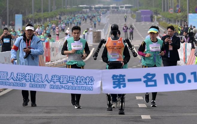 중국 베이징 휴머노이드 로봇 혁신센터의 '톈궁 울트라'가 하프마라톤 완주를 앞두고 있는 모습. 연합뉴스