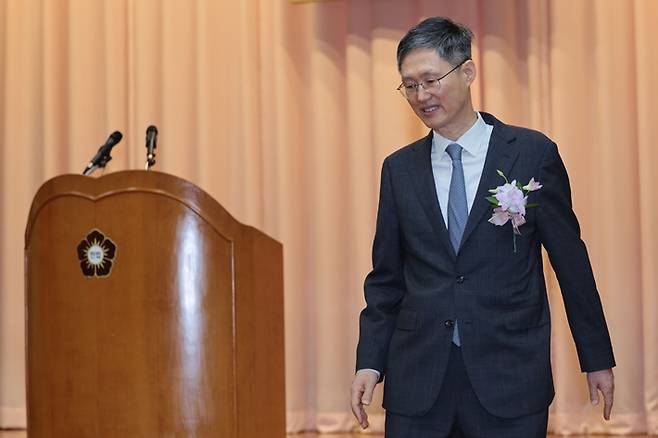 문형배 헌법재판소장 권한대행이 18일 서울 종로구 헌법재판소에서 열린 퇴임식에서 퇴임사를 마친 뒤 단상에서 내려오고 있다. 연합뉴스