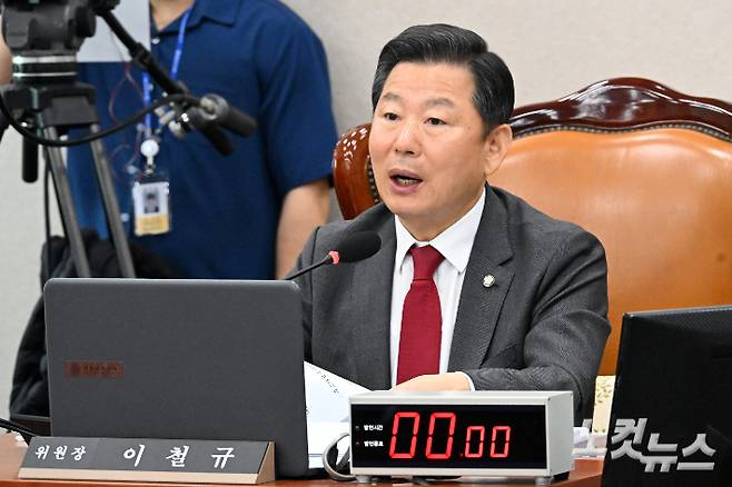 23일 서울 여의도 국회에서 열린 산업통상자원중소벤처기업위원회 전체회의에서 국민의힘 이철규 의원이 발언하고 있다. 윤창원 기자