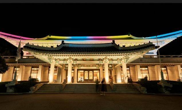 야간 개장으로 빛에 둘러싸인 청와대. 청와대재단