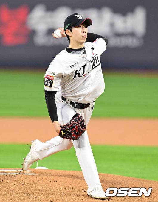 [OSEN=수원, 김성락 기자] 22일 오후 수원 KT위즈파크에서 ‘2025 신한 SOL Bank KBO리그’ KT 위즈와 SSG 랜더스의 경기가 열렸다.홈팀 KT는 오원석, 원정팀 SSG는 김광현을 선발로 내세웠다. 1회초 KT 선발 오원석이 마운드에 올라 힘차게 공을 뿌리고 있다. 2025.04.22 / ksl0919@osen.co.kr