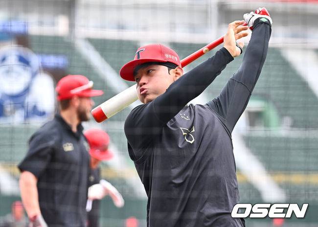 [OSEN=부산, 이석우 기자] 8일 부산 사직야구장에서 2025 신한 SOL 뱅크 KBO 리그 롯데 자이언츠와 KIA 타이거즈의 시범경기가 열린다. 8일 전국 5개 구장에서 개최되는 2025 KBO 시범경기는 오는 18일까지 10경기씩 치르게 된다.KIA 타이거즈 김도영이 훈련을 하고 있다. 2025.03.08 / foto0307@osen.co.kr