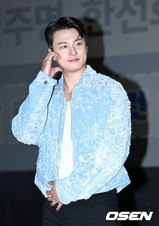 [OSEN=김성락 기자] 27일 오후 서울 송파구 롯데시네마 월드타워에서 영화 '파일럿' 무대인사가 진행됐다.이날 행사에는 배우 조정석, 한선화, 이주명, 신승호가 참석했다. 배우 신승호가 포즈를 취하고 있다. 2024.07.27/ ksl0919@osen.co.kr