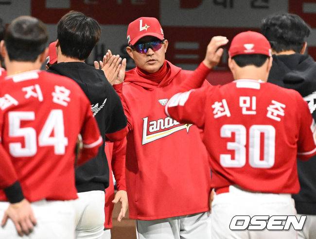 [OSEN=고척, 이대선 기자] 프로야구 SSG 랜더스가 2연패를 끊고 시리즈 스윕패 위기를 넘겼다.&nbsp;SSG는 30일 서울 고척스카이돔에서 열린 ‘2025 신한은행 SOL Bank KBO리그’ 키움 히어로즈와의 경기에서 8-2로 승리하며 주말 3연전 마지막 경기를 승리로 장식했다. 2연패를 탈출하며 키움의 시리즈 스윕을 저지했다.&nbsp;경기 종료 후 SSG 이숭용 감독이 선수들과 승리의 기쁨을 나누고 있다. 2025.03.30