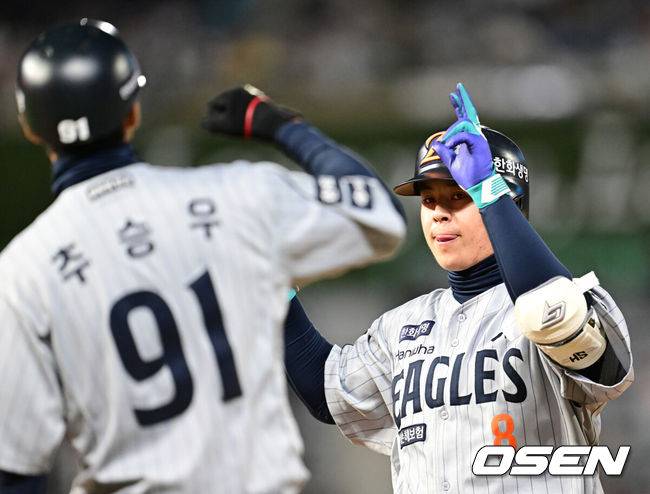 [OSEN=인천, 김성락 기자] 16일 오후 SSG 랜더스 필드에서 ‘2025 신한 SOL BANK KBO리그’ SSG 랜더스와 한화 이글스의 경기가 열렸다.이날 SSG는 김광현을, 한화는 와이스를 선발투수로 내세웠다. 5회초 2사 1루 한화 노시환이 안타를 날린 뒤 추승우 코치와 기쁨을 나누고 있다. 2025.04.16 / ksl0919@osen.co.kr