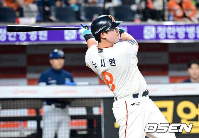 [OSEN=대전, 최규한 기자] 18일 오후 대전 한화생명 볼파크에서 ‘2025 신한 SOL Bank KBO리그’ 한화 이글스와 NC 다이노스의 경기가 열렸다.홈팀 한화는 엄상백, 방문팀 NC는 로건 앨런을 선발로 내세웠다.4회말 1사 주자없는 상황 한화 노시환이 달아나는 좌월 솔로포를 날리고 있다. 2025.04.18 / dreamer@osen.co.kr