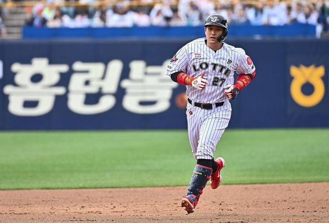 [OSEN=대구, 이석우 기자] 20일 대구삼성라이온즈파크에서 2025 신한 SOL 뱅크 KBO 리그 삼성 라이온즈와 롯데 자이언츠의 경기가 열렸다. 홈팀 삼성은 후라도가, 방문팀 롯데는 나균안이 선발 출전했다. 롯데 자이언츠 유강남이 2회초 1사 1루 좌중월 2점 홈런을 치고 그라운드를 돌고 있다. 2025.04.20 / foto0307@osen.co.kr