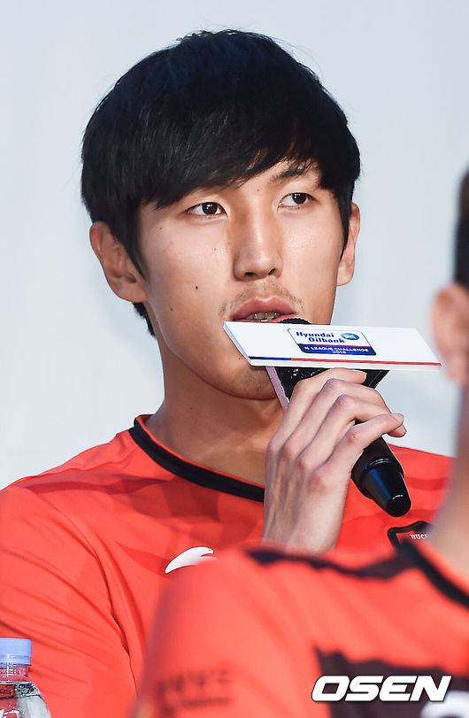 [OSEN=박준형 기자] 22일 오후 서울 종로구 아산정책연구원에서 진행된 '현대오일뱅크 K리그 챌린지 2016' 미디어데이 행사에서 부천 강지용이 소감을 말하고 있다.이날 행사에는 2016시즌 K리그 챌린지에 참가하는 11개 팀의 감독들과 선수들이 참석해 새 시즌에 임하는 각오를 전했다./ soul1014@osen.co.kr