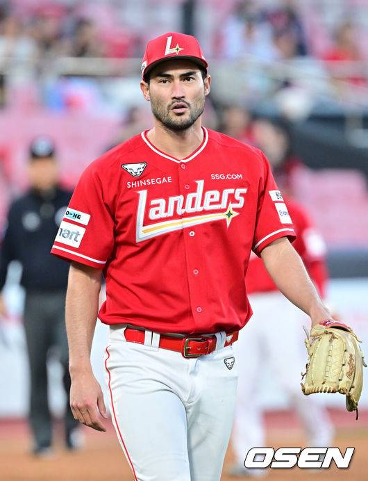 [OSEN=수원, 민경훈 기자] 23일 오후 수원 KT위즈파크에서 ‘2025 신한 SOL Bank KBO리그’ KT 위즈와 SSG 랜더스의 경기가 열렸다.홈팀 KT는 쿠에바스, 원정팀 SSG는 화이트를 선발로 내세웠다. 2회말 SSG 선발 화이트가 마운드 위에 오르고 있다. 2025.04.23 / rumi@osen.co.kr