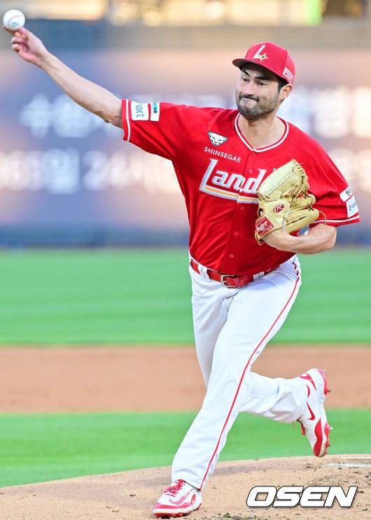 [OSEN=수원, 민경훈 기자] 23일 오후 수원 KT위즈파크에서 ‘2025 신한 SOL Bank KBO리그’ KT 위즈와 SSG 랜더스의 경기가 열렸다.홈팀 KT는 쿠에바스, 원정팀 SSG는 화이트를 선발로 내세웠다. SSG 선발 화이트가 마운드 위에서 힘차게 공을 뿌리고 있다. 2025.04.23 / rumi@osen.co.kr