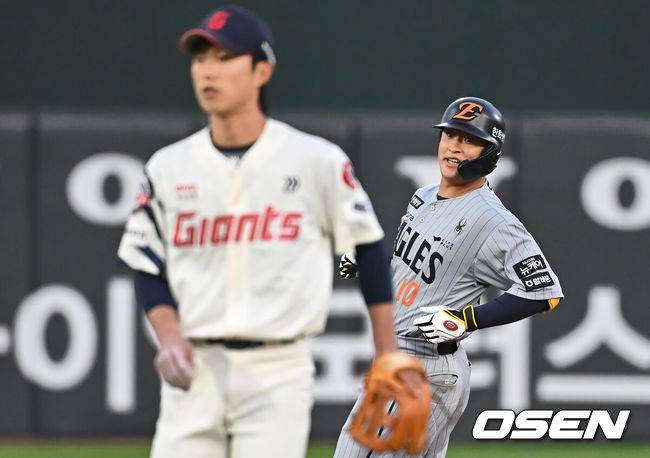 [OSEN=부산, 이석우 기자] 23일 부산 사직야구장에서 2025 신한 SOL 뱅크 KBO 리그 롯데 자이언츠와 한화 이글스의 경기가 열렸다. 홈팀 롯데는 반즈, 방문팀 한화는 와이스가 선발 출전했다.한화 이글스 이진영이 1회초 1사 만루 우익수 오른쪽 2타점 2루타를 치고 세리머니를 하고 있다. 2025.04.23 / foto0307@osen.co.kr