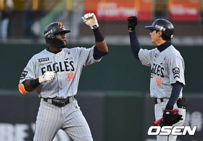 [OSEN=부산, 이석우 기자] 23일 부산 사직야구장에서 2025 신한 SOL 뱅크 KBO 리그 롯데 자이언츠와 한화 이글스의 경기가 열렸다. 홈팀 롯데는 반즈, 방문팀 한화는 와이스가 선발 출전했다.한화 이글스 플로리얼이 1회초 무사 1루 우중간 안타를 치고 하이파이브를 하고 있다. 2025.04.23 / foto0307@osen.co.kr