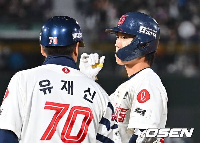[OSEN=부산, 이석우 기자] 23일 부산 사직야구장에서 2025 신한 SOL 뱅크 KBO 리그 롯데 자이언츠와 한화 이글스의 경기가 열렸다. 홈팀 롯데는 반즈, 방문팀 한화는 와이스가 선발 출전했다.롯데 자이언츠 전민재가 4회말 2사 2루 중전 1타점 안타를 치고 세리머니를 하고 있다. 2025.04.23 / foto0307@osen.co.kr