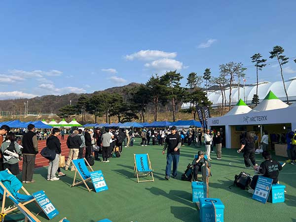 대회장 내 스카르파 부스에는 둥그렇게 앉아 쉬어갈 수 있는 곳이 마련되어 있었다.