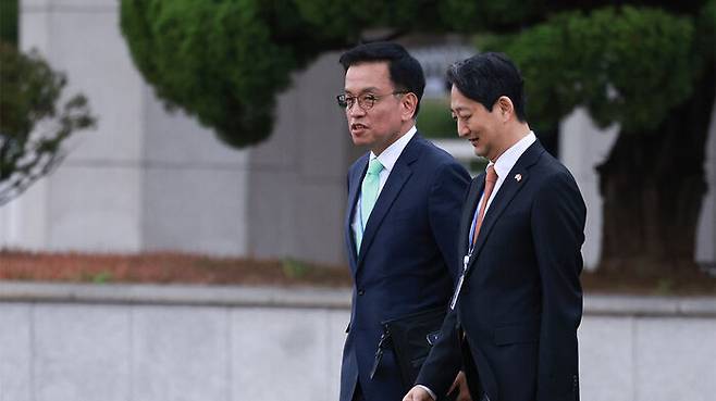 대화 나누는 최상목 부총리(왼쪽)와 안덕근 산자부 장관