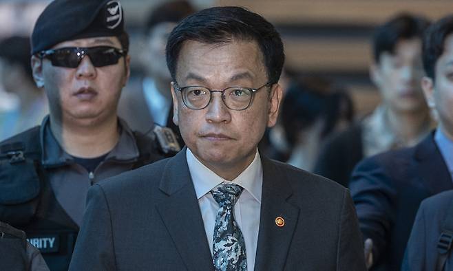 최상목 부총리 겸 기획재정부 장관이 미국 워싱턴 DC에서 열리는 '한미 2+2 통상 협의'와 '주요 20개국(G20) 재무장관회의'에 참석차 22일 인천공항을 통해 출국하고 있다. 연합뉴스