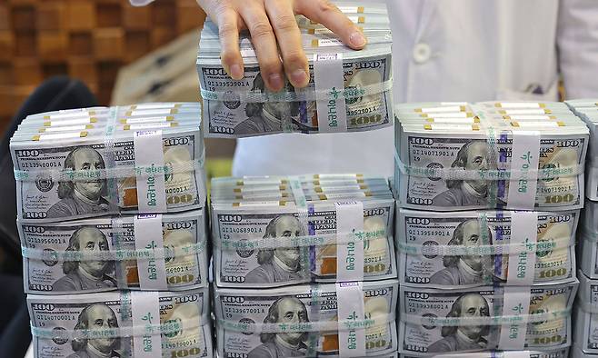 서울 중구 을지로 하나은행 본점 위변조대응센터에서 직원이 달러화를 정리하고 있다. 연합뉴스