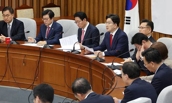 국민의힘 권성동 원내대표(왼쪽 네번째)가 22일 국회에서 열린 원내대책회의에서 발언하고 있다. 연합뉴스