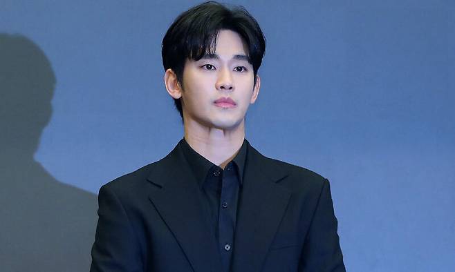 김수현의 차기작이었던 디즈니+ ‘넉오프’ 제작사가 배우와 스태프에 촬영 무기한 잠정 중단을 통보했다. 사진은 지난달 31일 서울 마포구 스탠포드호텔에서 전 연인 고 김새론과 관련한 의혹에 대해 기자회견에서 입장 발표하는 모습. 연합뉴스