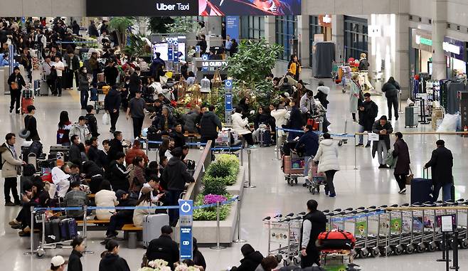 인천국제공항 제1터미널 입국장이 여행객 등으로 붐비고 있다. 뉴시스