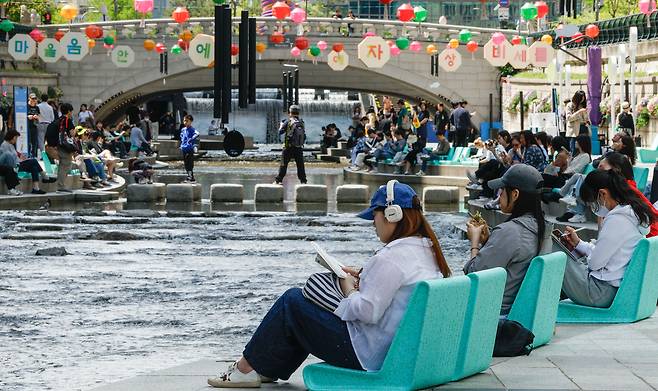 세계 책과 저작권의 날인 23일 서울 중구 청계천에서 '책읽는 맑은 냇가'가 운영되고 있다.