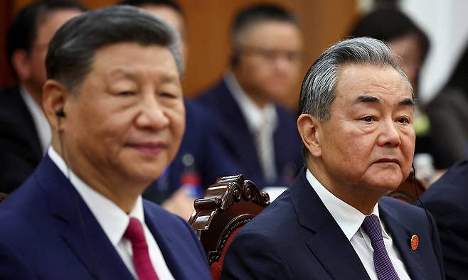 시진핑 중국 국가주석(왼쪽),&nbsp;왕이 중국공산당 중앙외사판공실 주임 겸 외교부장. 로이터연합뉴스