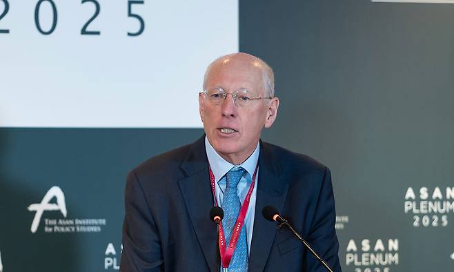 존 에버라드 전 주북 영국대사가 23일 서울 그랜드 하얏트에서 열린 ‘아산플래넘 2025’에서 북·미 정상회담 가능성 등을 설명하고 있다. 아산정책연구원 제공