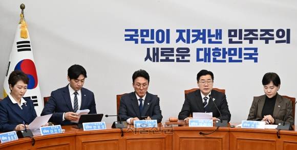 박찬대 더불어민주당 당대표 직무대행 겸 원내대표가 23일 국회에서 열린 최고위원회의에서 발언하고 있다. 2025.4.23 홍윤기 기자