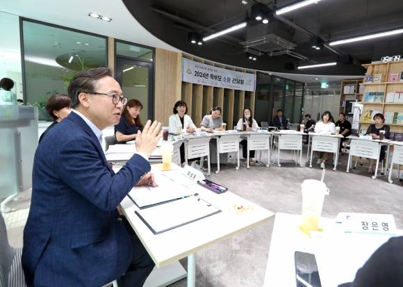 유성훈 서울 금천구청장이 학부모와 소통 간담회에서 교육정책에 대해 논의하고 있다.   금천구 제공