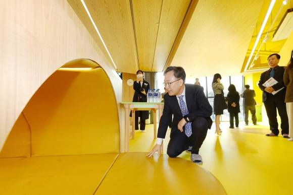 유성훈 금천구청장이 우리동네 키움센터 4호점 개소식에서 시설물을 점검하고 있다. 금천구 제공