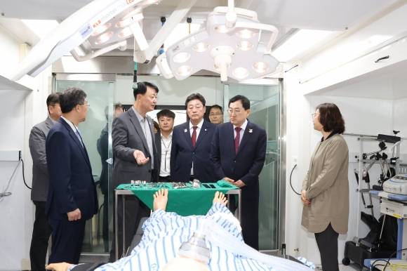 23일 경북 경주시 황성공원 일원에 설치된 이동형 병원 내부. 경주시 제공