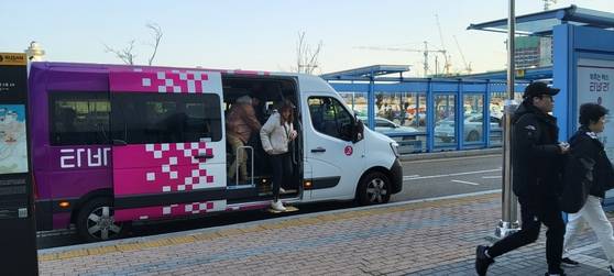 부산 기장군에서 운행중인 수요응답형 버스 기장 타바라/ 부산시 제공