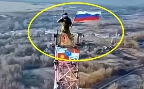 지난 3월 러시아군 병사가 쿠르스크 말라야 로크냐에서 자국 국기를 흔들고 있다. 텔레그램 캡처