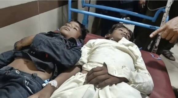 부활절을 일주일 앞둔 지난 14일(현지시간) 오후 6시 30분쯤 파키스탄 펀자브주 하비자바드 외곽의 기독교 마을 킬라 사히브 싱에서 독이 든 사탕을 먹은 어린이 3명이 숨지고 5명이 중태에 빠졌다. 사진은 병원 치료 중인 피해 어린이들. 2025.4.16 엑스