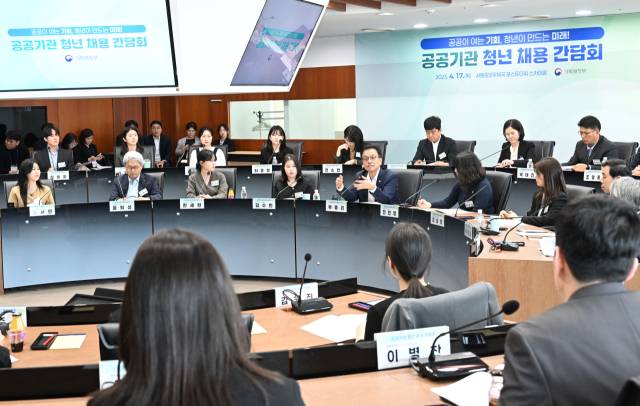 최상목 부총리 겸 기획재정부 장관이 17일 ‘공공기관 청년 채용 간담회’에서 취업 준비생들과 대화를 나누고 있다. 뉴스1