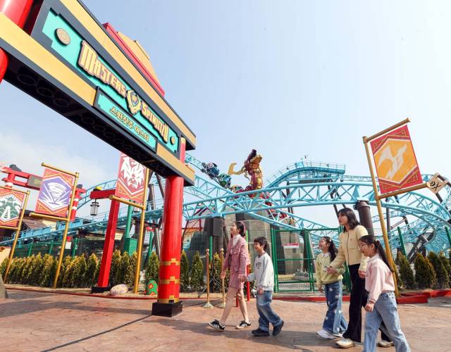 레고랜드 신규 어트랙션 ‘스핀짓주 마스터’를 타러 가는 가족 고객. 사진 제공=레고랜드