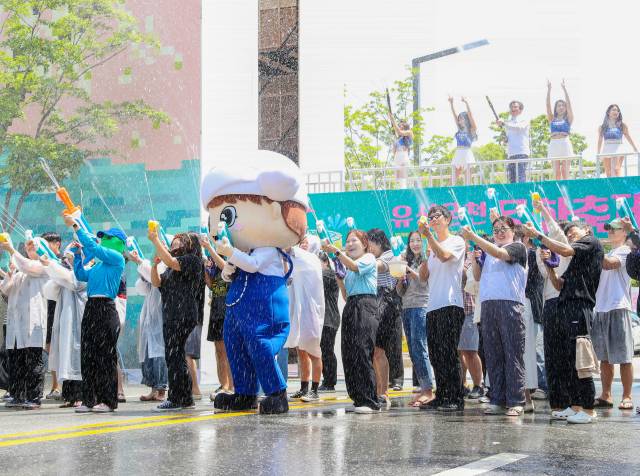 시민들이 2024년 열린 유성온천문화축제 ‘온천수 물총 스플래쉬’에 참여하고 있다. 사진제공=유성구
