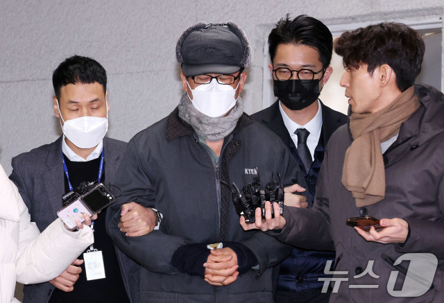 12·3 비상계엄 사태를 사전에 모의한 혐의를 받는 노상원 전 정보사령관이 지난해 12월 24일 서울 은평구 서부경찰서에서 검찰로 송치되고 있다. 뉴스1